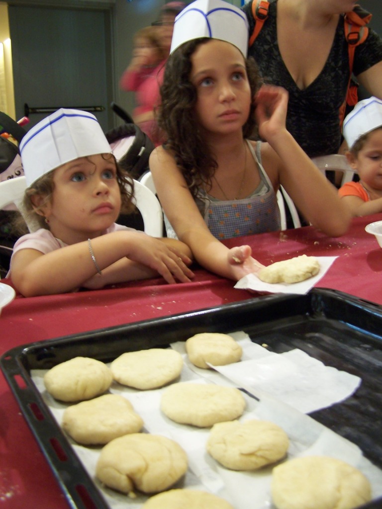 ילדים מבשלים לחם גבינה בקניון עזריאלי מודיעין 7