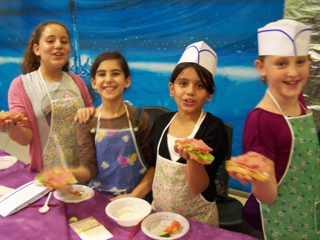 ילדים מבשלים בפעילות קידום מכירות זוגלובק 7