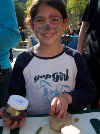 החג של החגים בחיפה, סדנה לילדים כבישת זיתים 12